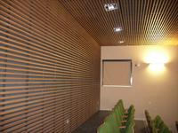 Habillage Mur et plafond en panneaux lignés avec voile de verre acoustique CCI Pôle Administratif